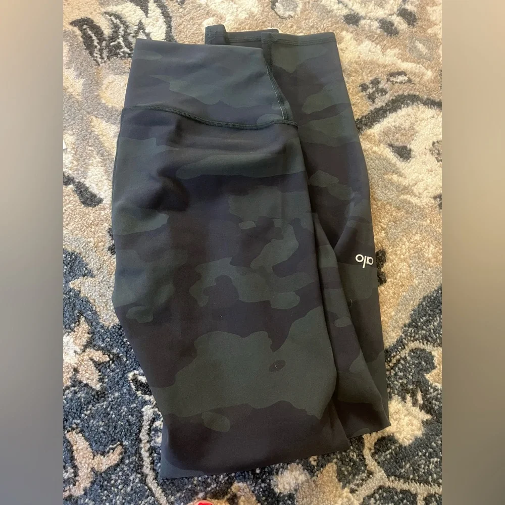 Alo Yoga High-Waist Camo Vapor Legging Medium Green Camo - Picture 3 of 3
